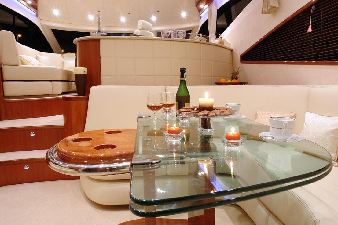 Отель Yacht Pegasus II Барселона Экстерьер фото